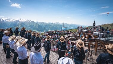 Insane view while line dancing | © Zell am See-Kaprun Tourismus