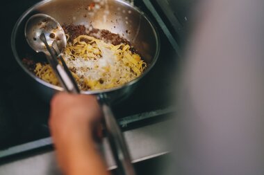 Reichlich Parmesan darf bei der Rehbolognes nicht fehlen | © Zell am See-Kaprun Tourismus