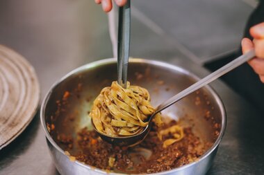 Die Pasta vor dem anrichten nochmal in der Soße schwenken, so gelingt das Rezept | © Zell am See-Kaprun Tourismus