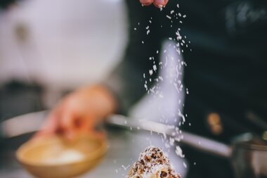 Zum Schluss nochmal etwas Parmesan darüber streuen | © Zell am See-Kaprun Tourismus