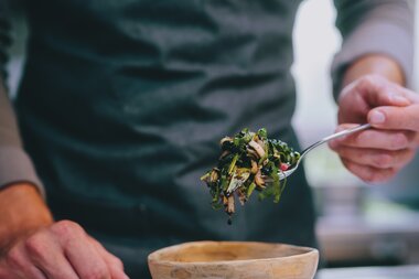 Place the bitter lettuce on the kohlrabi when serving | © Zell am See-Kaprun Tourismus