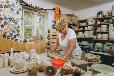 Mama Zillner kümmert sich in der eigenen Töpferei um die liebevolle Gestaltung des Hauses und der Teller für Florians Küche | © Zell am See-Kaprun Tourismus