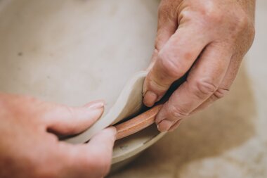 A great deal of precision and dedication are required in the art of pottery | © Zell am See-Kaprun Tourismus