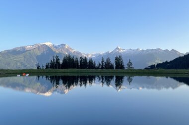 The surrounding mountains are reflected on the calm surface of the reservoir | © Stephanie Spatt I Zell am See-Kaprun Tourismus