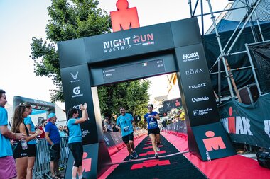 Applause at the finish of the Night Run Austria in SalzburgerLand | © Johannes Radlwimmer
