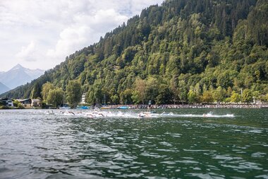 Swimmers with numerous spectators in the background | © Zell am See-Kaprun Tourismus