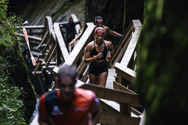 Teilnehmer des Spartan Race laufen auf den Holzstegen durch die Klamm | © Zell am See-Kaprun Tourismus