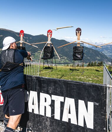 Ein Teilnehmer wirft einen Speer auf ein Ziel | © Zell am See-Kaprun Tourismus