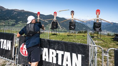 Ein Teilnehmer wirft einen Speer auf ein Ziel | © Zell am See-Kaprun Tourismus