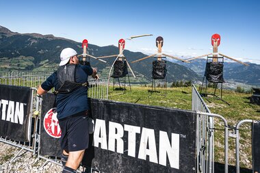 Ein Teilnehmer wirft einen Speer auf ein Ziel | © Zell am See-Kaprun Tourismus