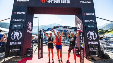 Die 3 Siegerinnen des Spartan Race jubeln im Ziel | © Zell am See-Kaprun Tourismus