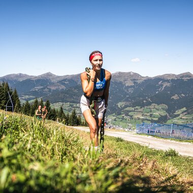 Eine Teilnehmerin des Spartan Race trägt eine schwere Kette | © Zell am See-Kaprun Tourismus