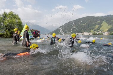 Swimming course in the crystal-clear Lake Zell | © Zell am See-Kaprun Tourismus